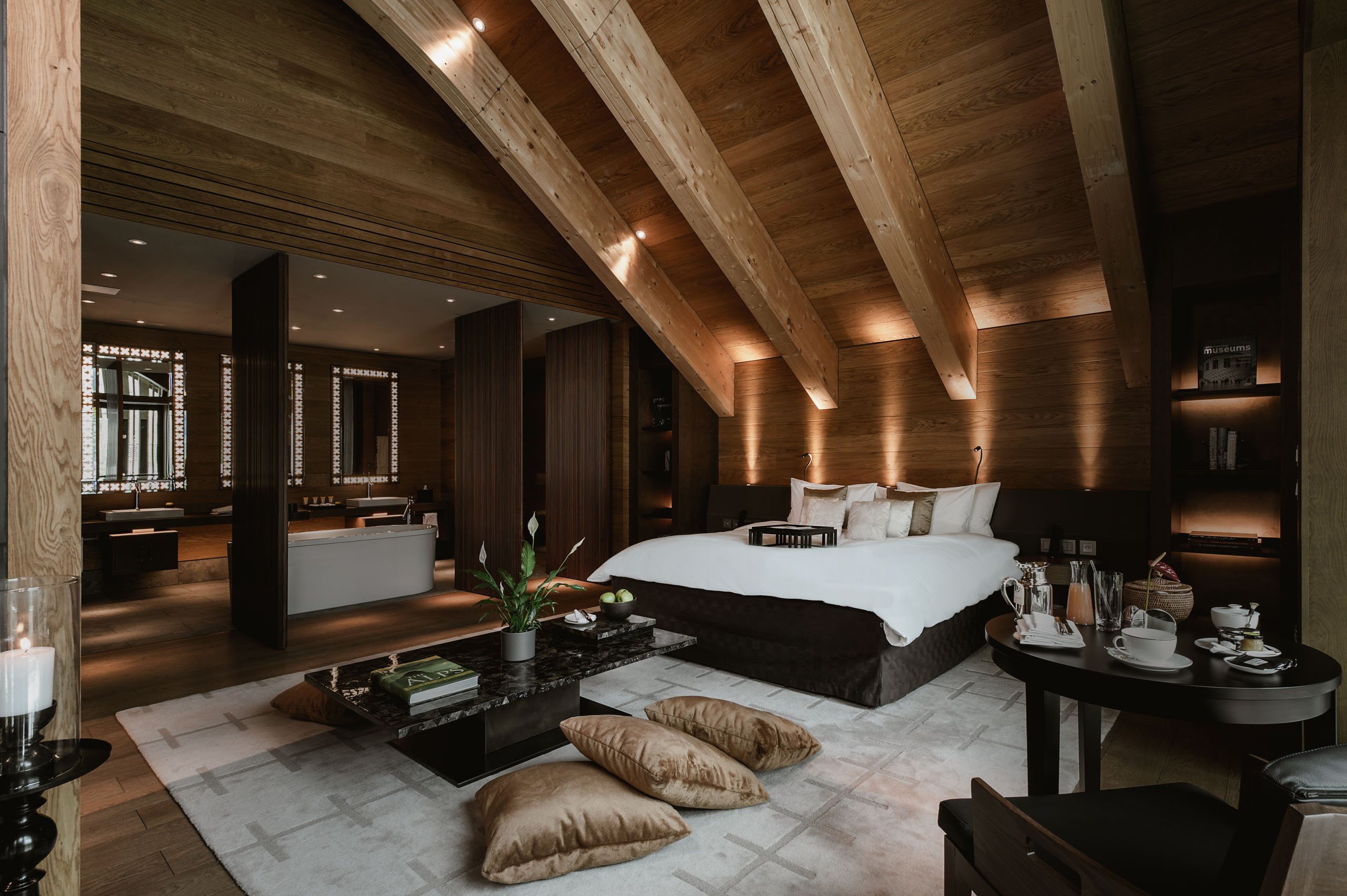 Swiss Deluxe Hotels Stories Winter 2021 Suite Talk The Chedi 01 CAM Rooms Gemmstock Suite Bedroom 03 Bearb Ecirgb T120