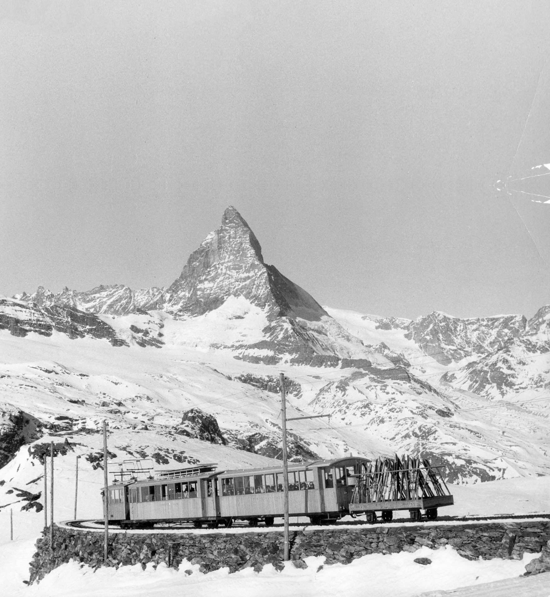 Swiss Deluxe Hotels Stories Winter 2021 Pioneering Years In The Shadow Of The Matterhorn 03 Seit 1942 Fährt Die Gornergrat Bahn Auch Im Winter Bis Auf Den Gornergrat Ecirgb