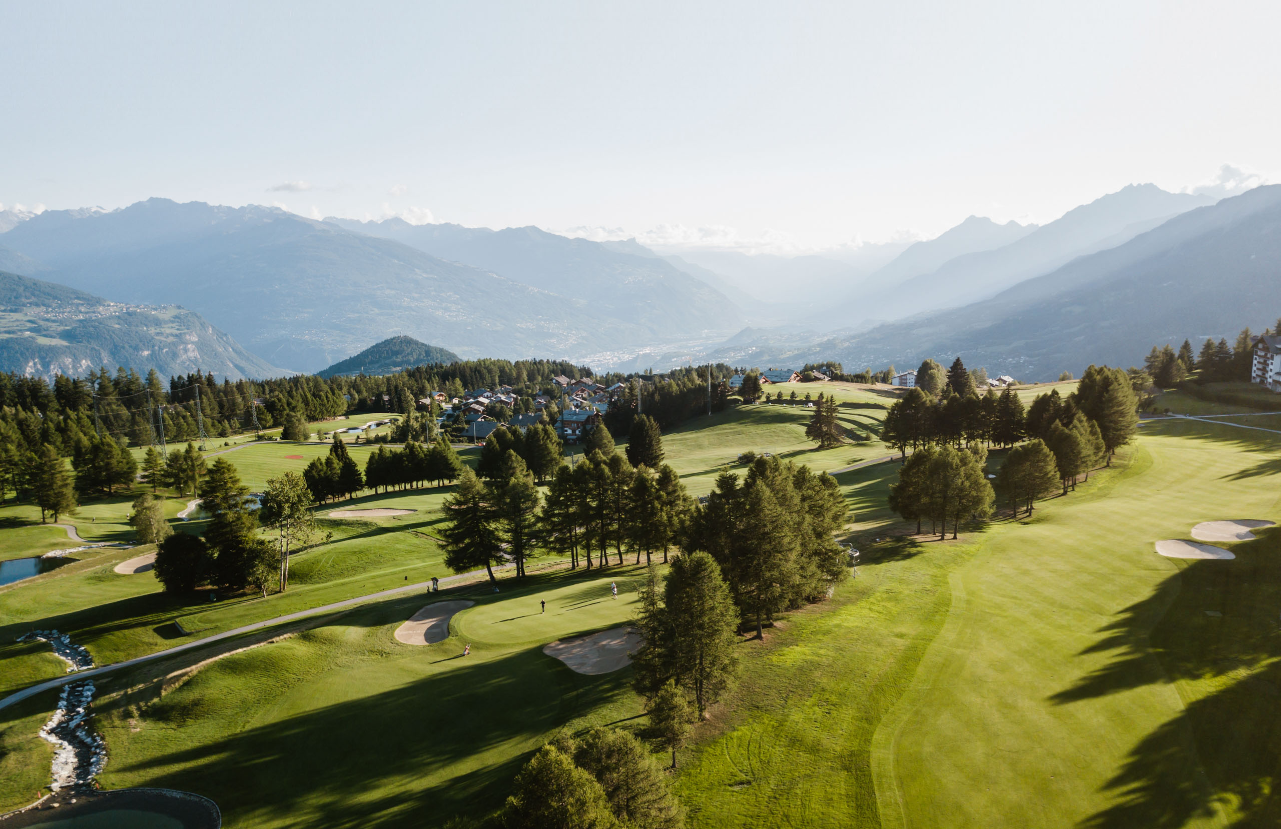 Swiss Deluxe Hotels Stories Summer 2021 Badass Golf 01 2017 Golf 9©Golfclubcranssursierre Ecirgb