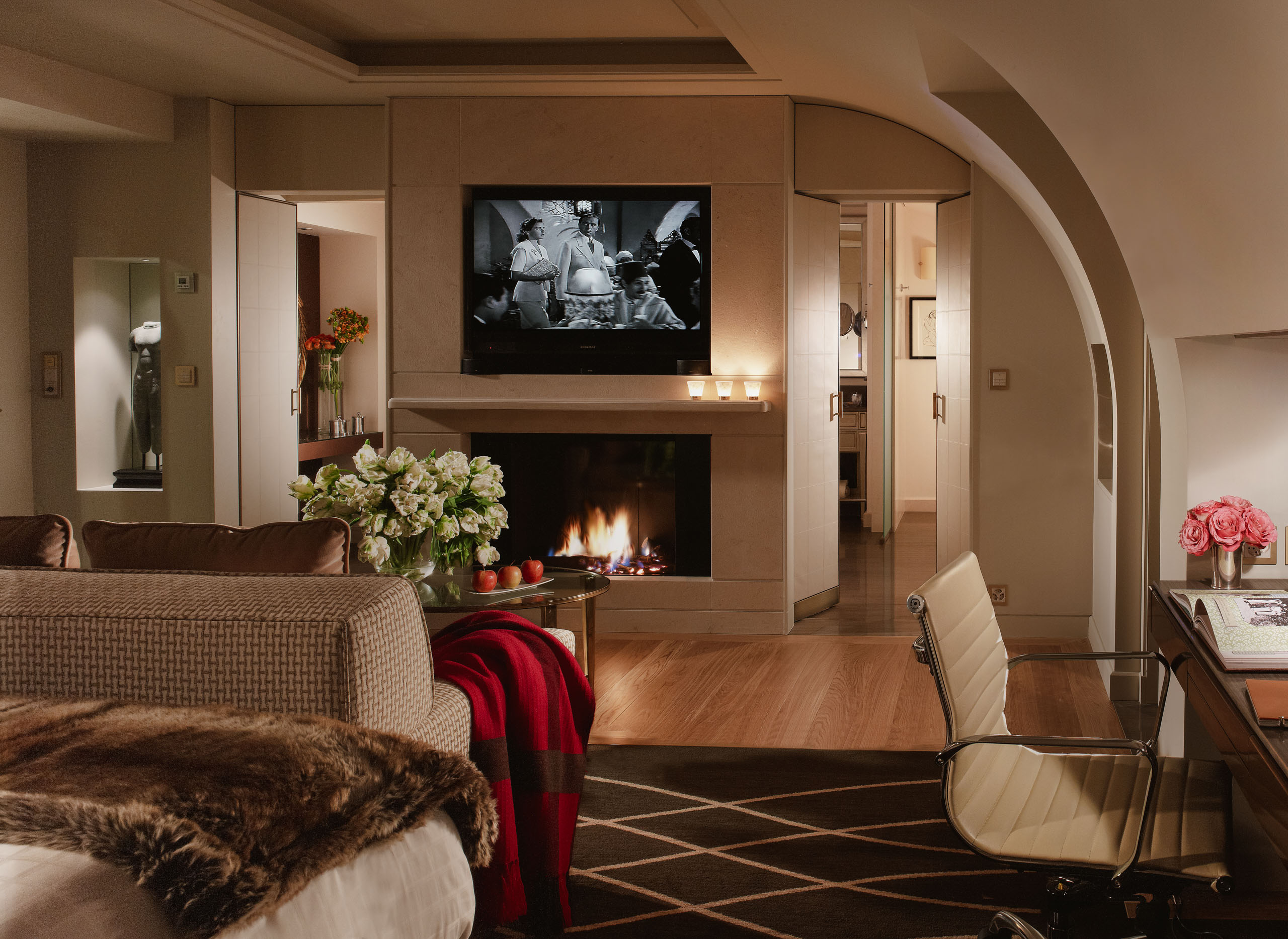 Swiss Deluxe Hotels Stories Summer 2022 Suite Talk Four Seasons Hotel Des Bergues 01 14C Loft Suite Fire Place Ecirgb